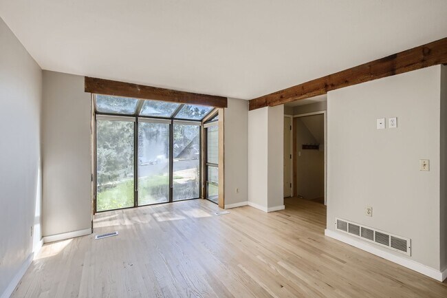 Building Photo - Beautiful Home Close to Downtown Louisville