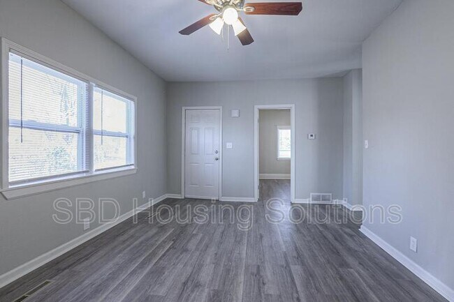 Building Photo - 118 N Hawthorne Ave