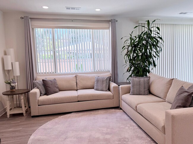 Foto del edificio - Stunning 3-Bed/2.5-Bath End Unit Condo with Solar & Large Yard