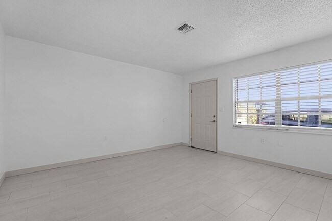 Foto del edificio - 2818 NE 7th St