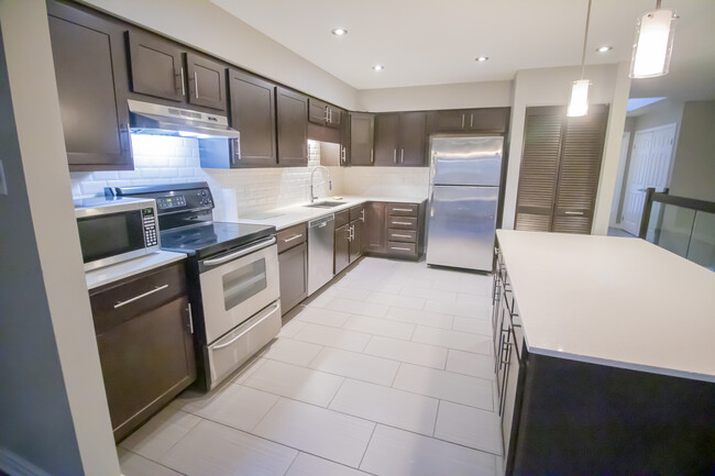 Photo du bâtiment - Masonville 2 Bedroom Condo for Rent in Lon...