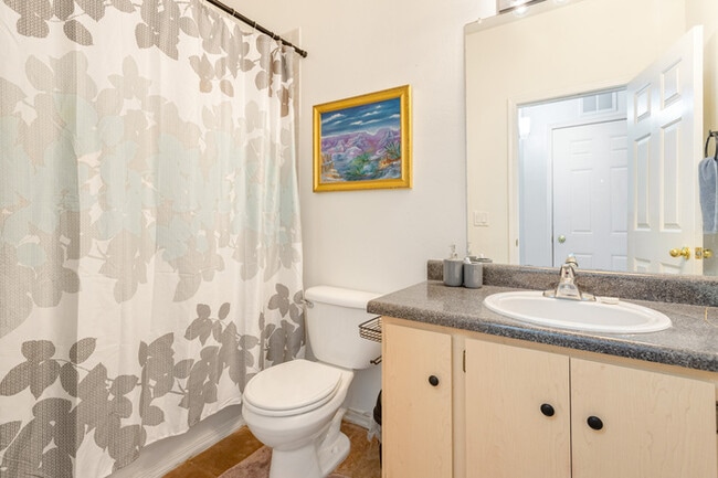 Building Photo - Spacious TOWNHOME