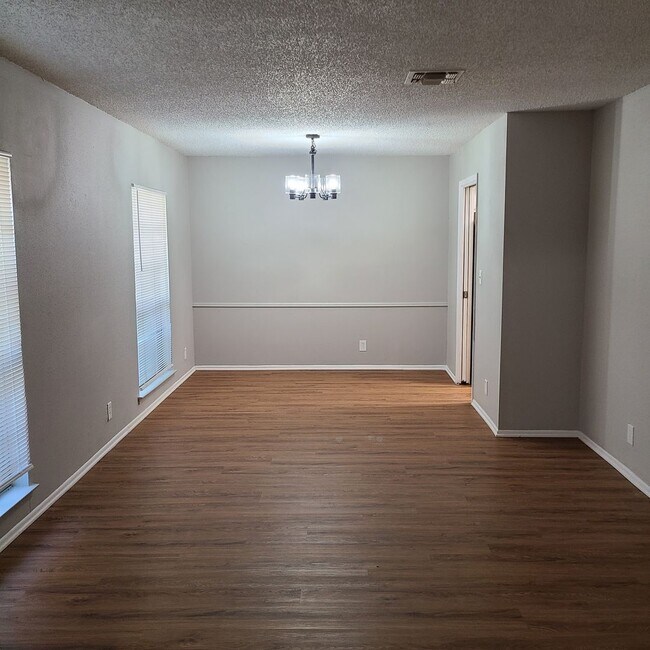 Foto del edificio - Spacious 3/2/2 single story in Camelot!