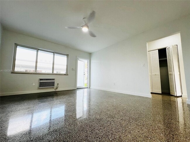 Foto del edificio - 275 S Shore Dr