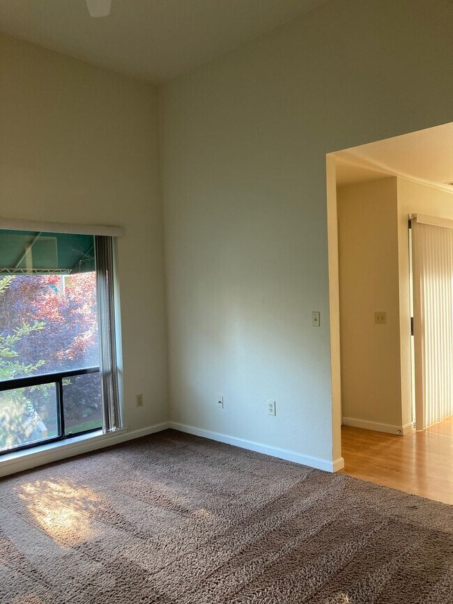 Foto del edificio - **Available Now!!**