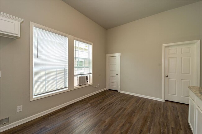 Building Photo - 1445 Magnolia St