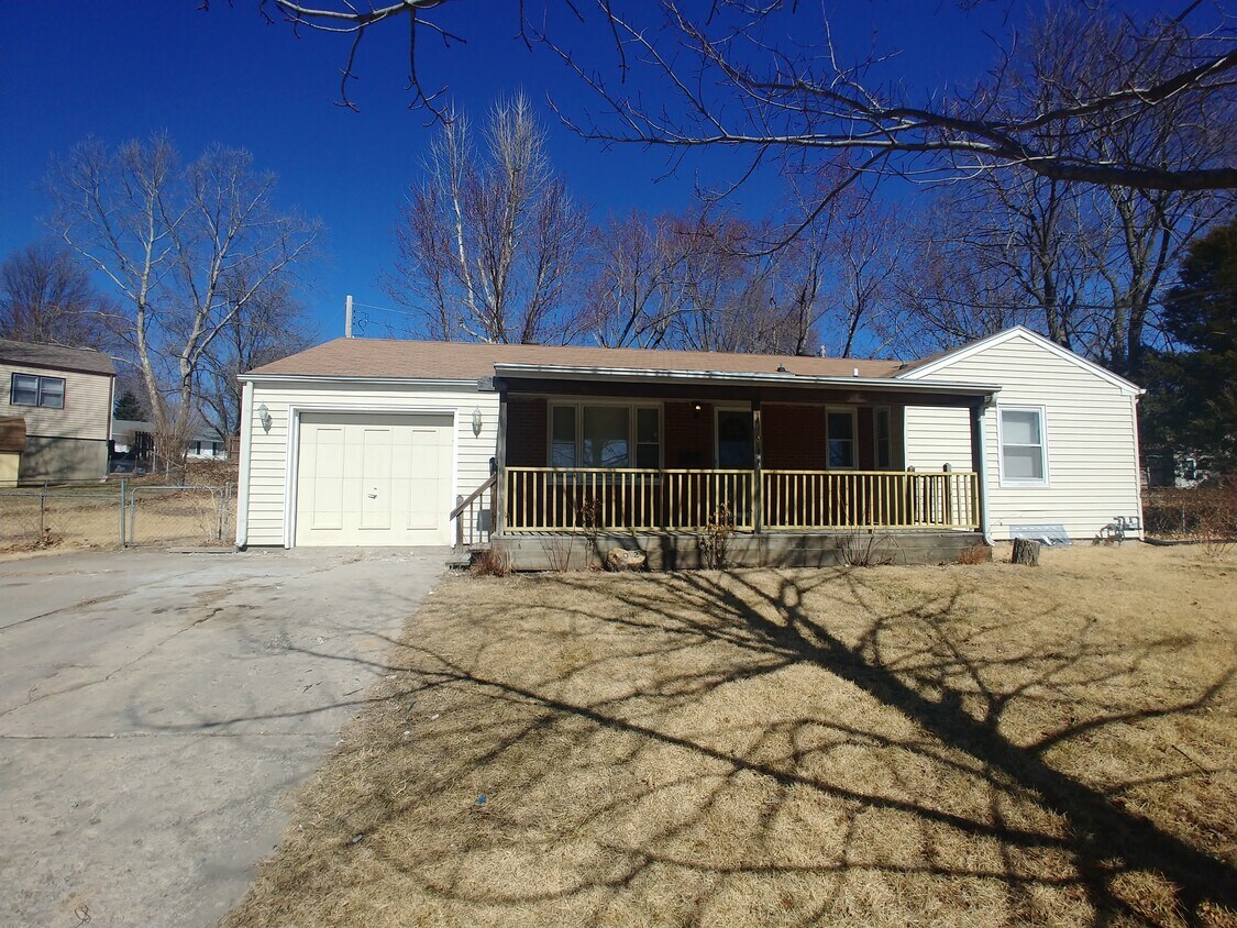 Primary Photo - 402 W 28th St N