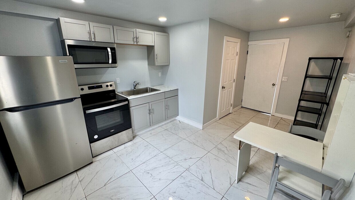 Foto principal - 2115 Broadway Avenue J