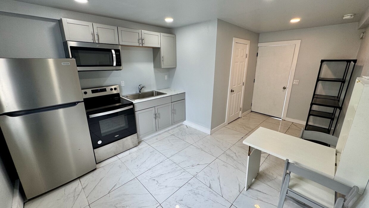 Photo - 2115 Broadway Avenue J, Unit 6