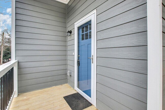 Entrance - 825 Monroe Dr NE