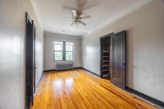 Building Photo - 948 W Cuyler Ave