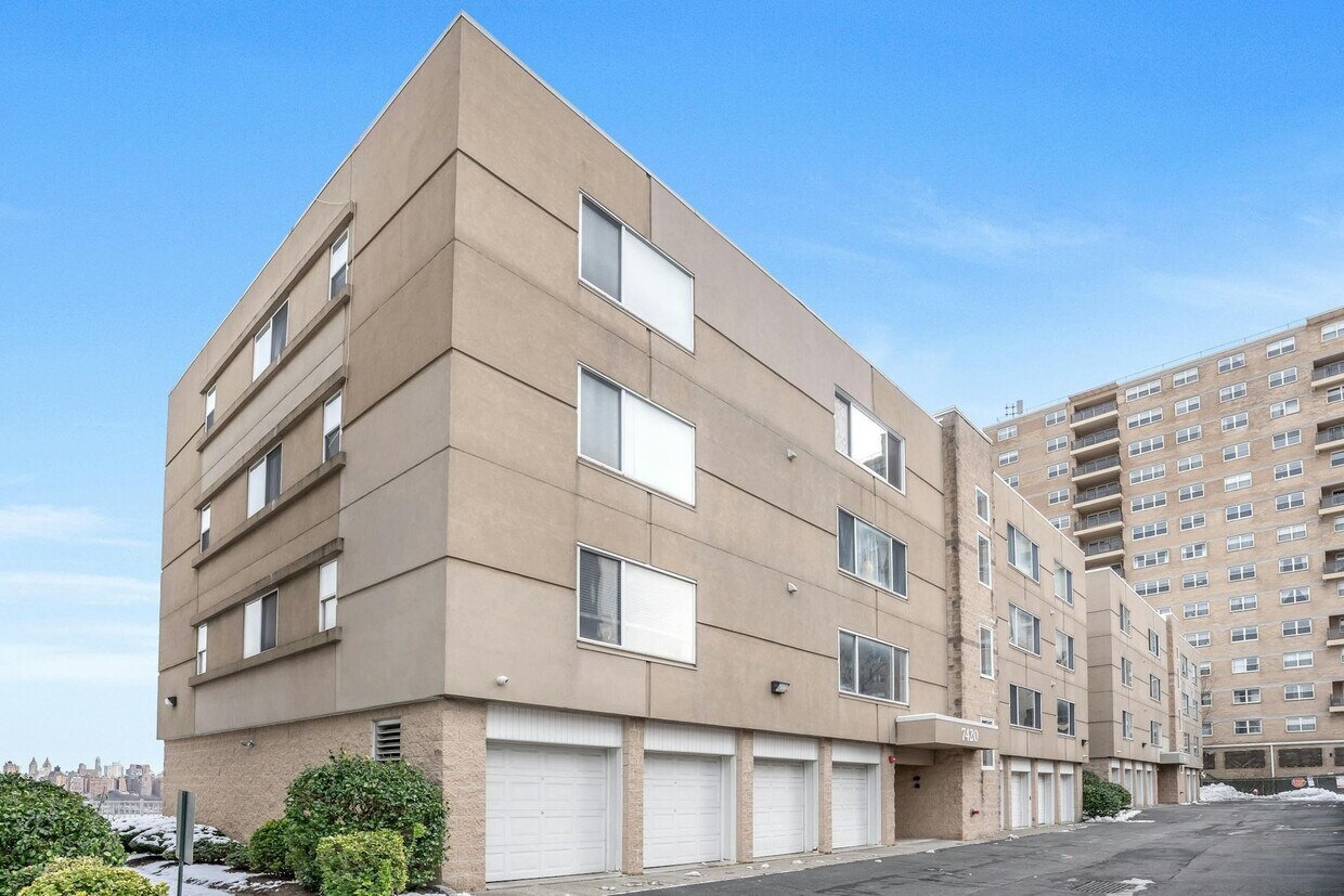 Foto principal - 7420 JFK Blvd E