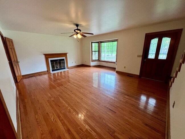 Building Photo - 4BR 3BA with Bonus, in Siegel Community