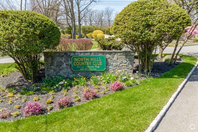 The North Hills Country Club in Manhasset provides private access to a golf course.