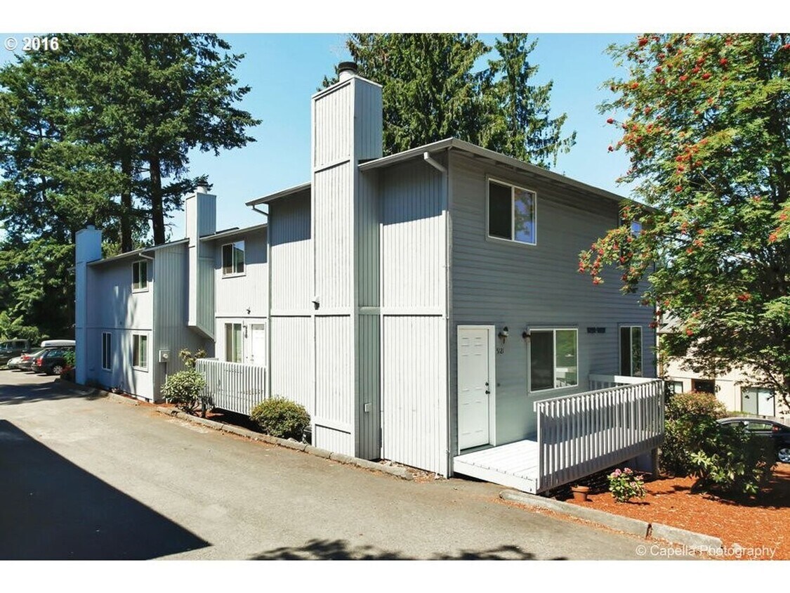 Primary Photo - **AVAILABLE 11/4** Great SW Portland Townh...