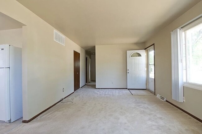 Building Photo - 3 Bedroom House!