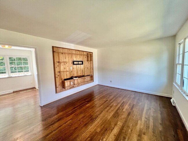 Foto del edificio - 4705 Radcliff Rd