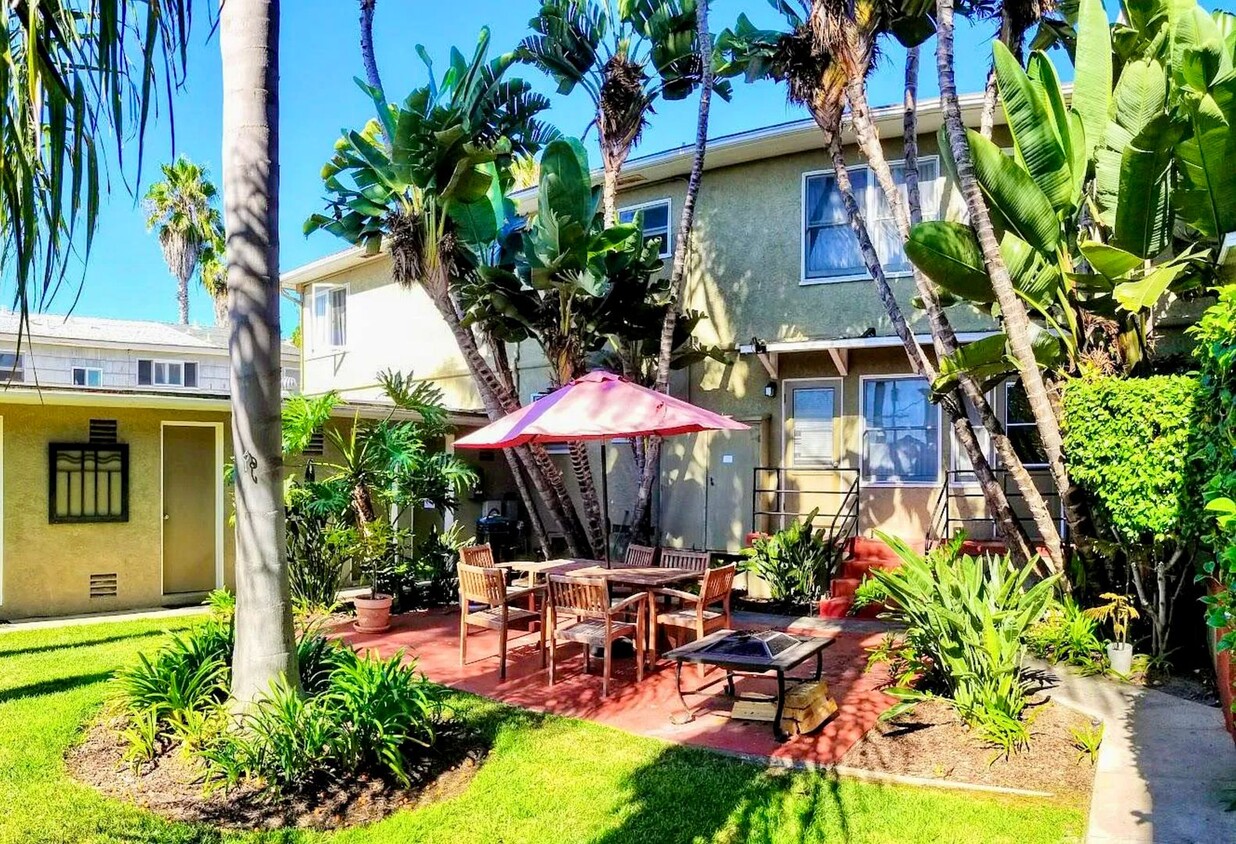 Building Photo - Fully Remodeled 1-Bed Beachside Gem – Step...