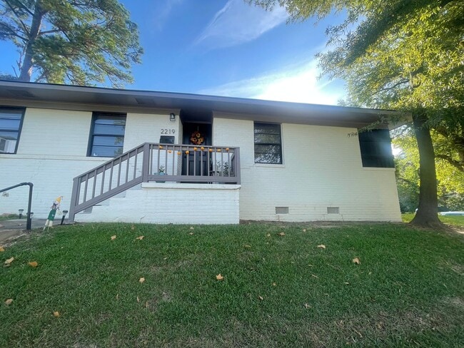Building Photo - 2219 Gilbert Dr