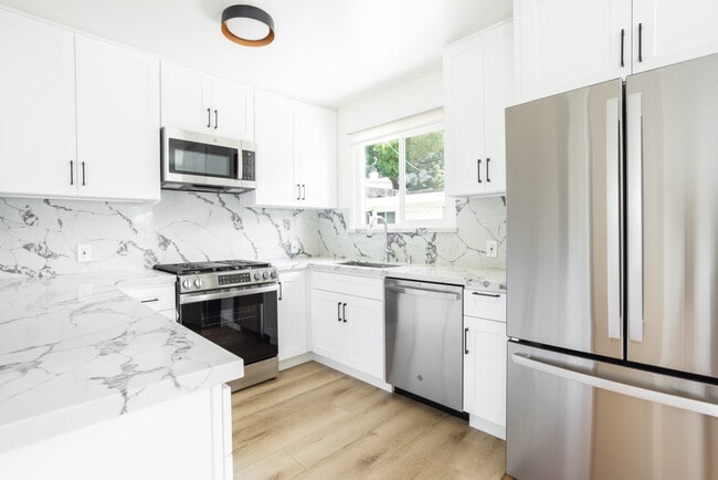 Building Photo - 728 N Edinburgh Ave