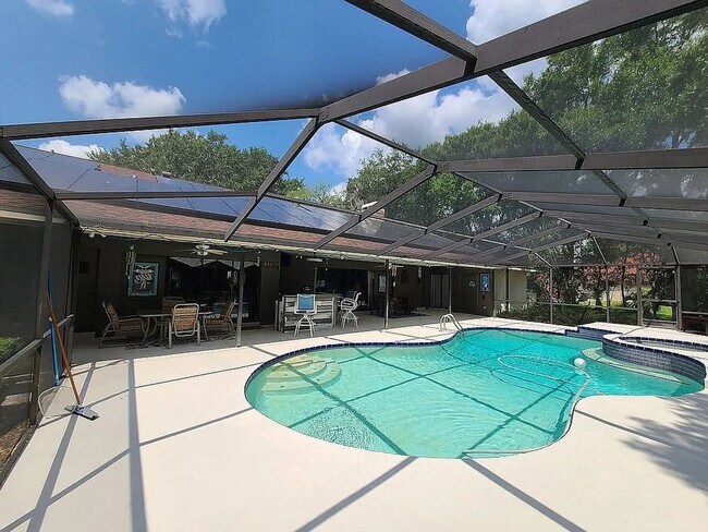 Foto del edificio - Spacious 4 Bedroom 3 Bath in Southoak