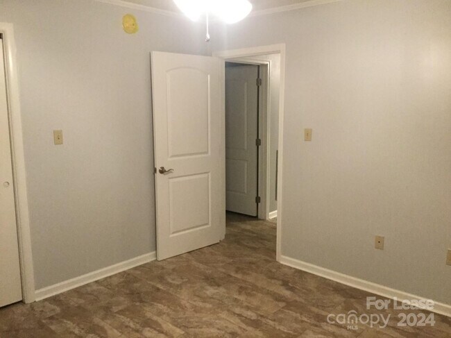 Foto del edificio - 2117 Charlotte Hwy