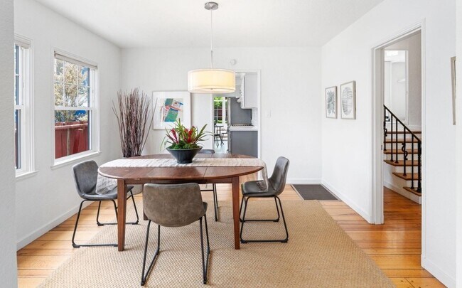 Foto del edificio - 1384 Ada St