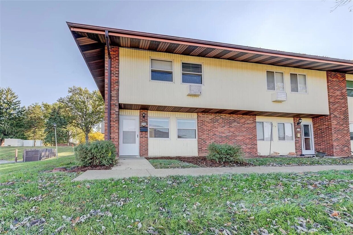 Primary Photo - 7242 Hazelcrest Dr