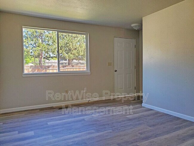 Building Photo - 2209 S Salmon Ln