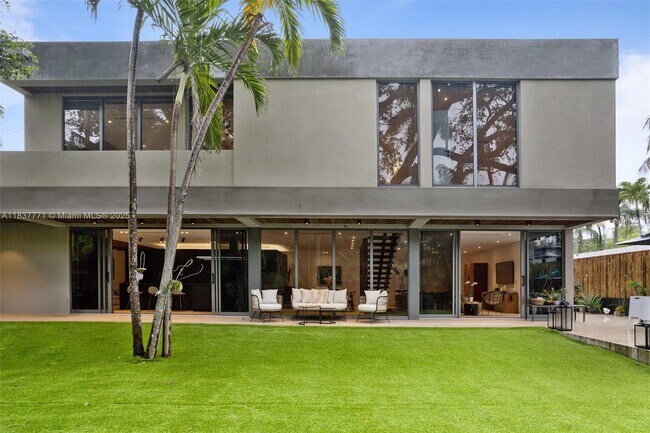 Building Photo - 2780 SW 22nd Ave