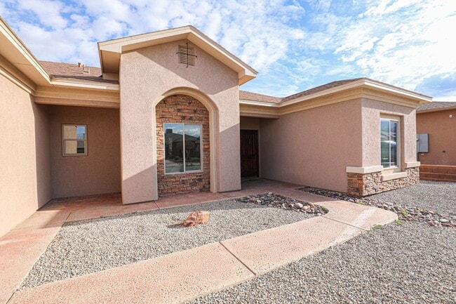 Building Photo - Beautiful 4 Bed 2 Bath - Dogs Allowed!