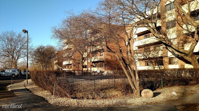 Building Photo - 2 br, 2 bath Condo - 9240 W Gross Point Rd