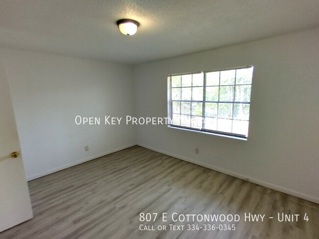 Building Photo - This cozy 2-bedroom & 1-bath apartment in ...