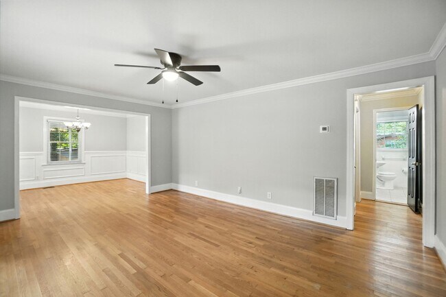 Building Photo - Perfect blend of Charm and Convenience!