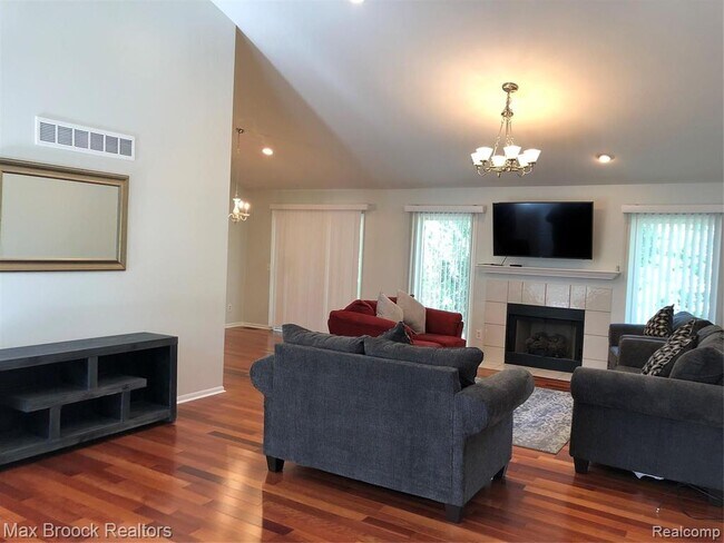 Foto del edificio - 5273 Simpson Lake Rd