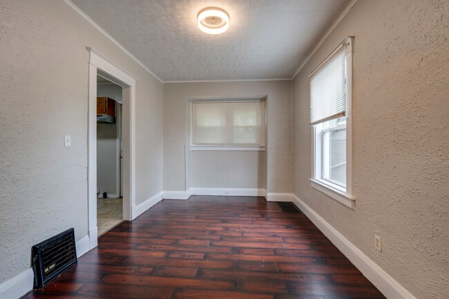 Building Photo - Spacious 3 Bedroom 1 Bath House Located in...