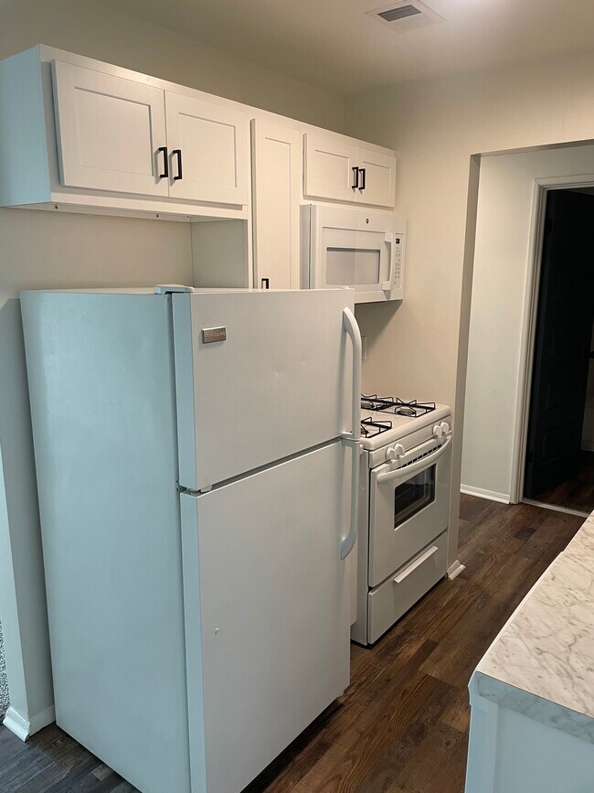 Sutton Avenue Apartments Rentals in Cincinnati at 1732 Sutton Ave