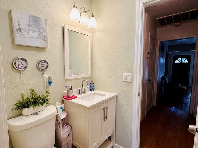 Foto del edificio - 7810 Kellwood Dr