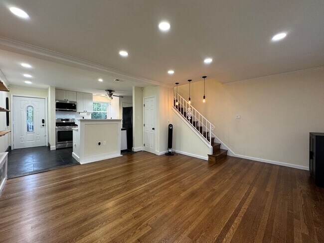 Foto del edificio - Stylish 3 Bed 1.5 Bath Duplex With A Fenced Patio In Warwick Village