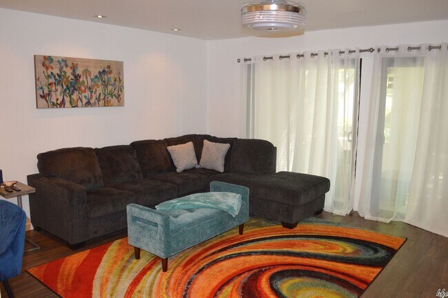 Building Photo - 2BD Ground Floor Condo in Gated Gardens Pool & Spa (Monthly Only - No Long Term)