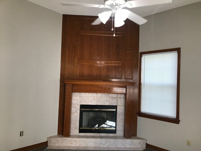 Foto del edificio - {1601} Spacious Duplex + Two Car Garage + Finished Basement + Fort Osage School District