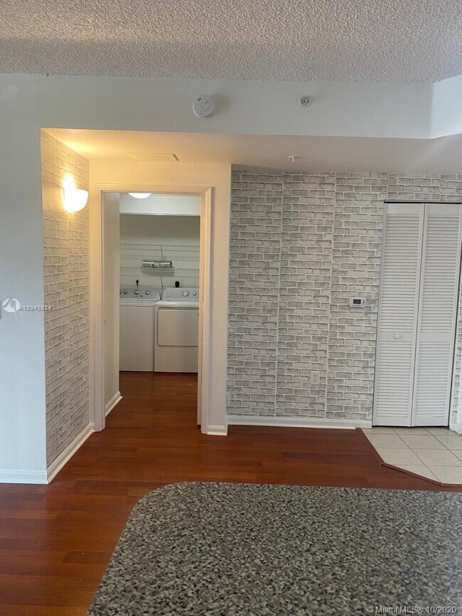 Foto del edificio - 8050 N Nob Hill Rd