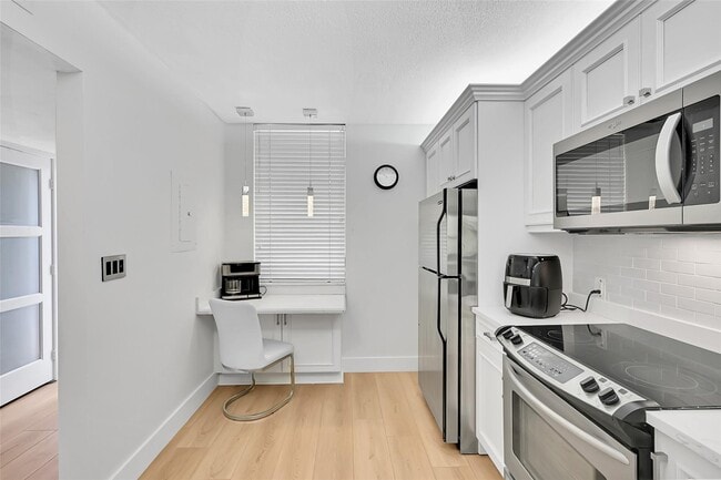 Building Photo - 2660 Carambola Cir N