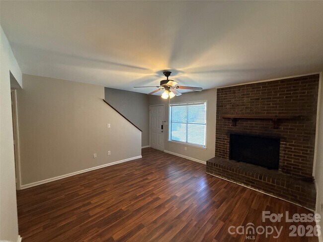 Building Photo - 2325 Brookview Ct