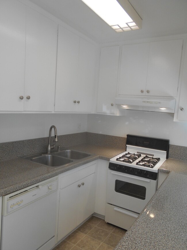 121 kitchen - 325 Bay St.