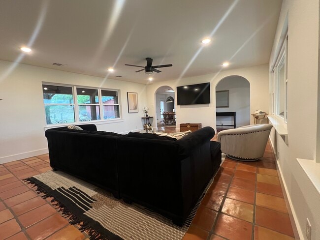Building Photo - 5105 Circle Ridge Dr W