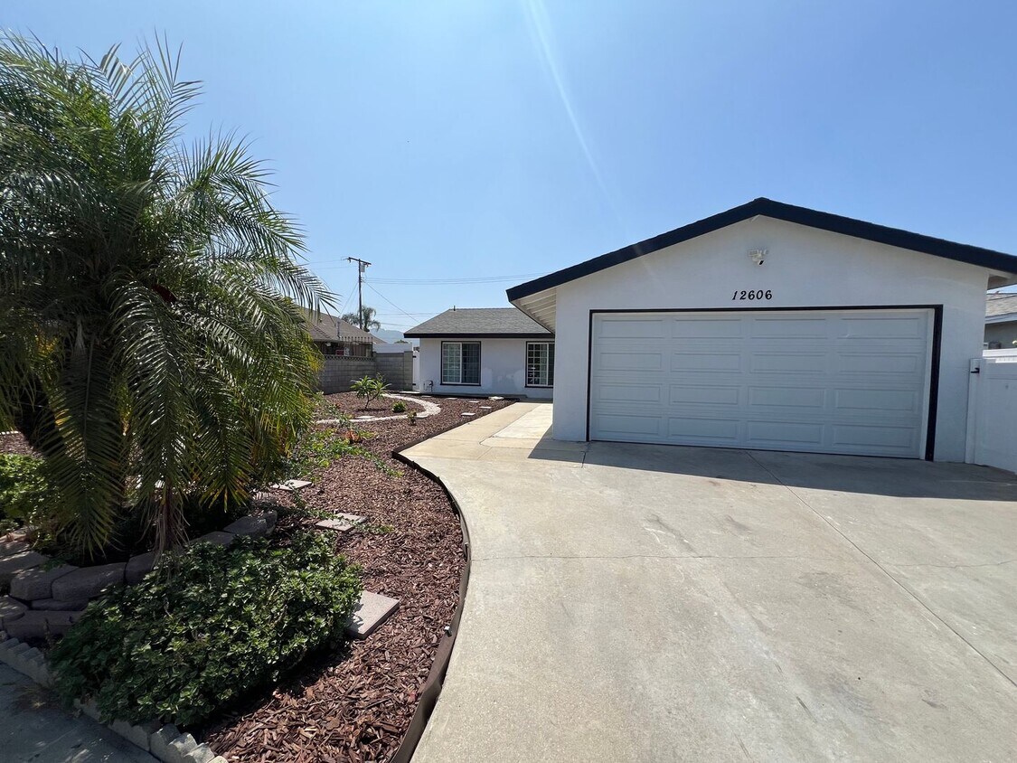 Foto principal - Charming 3 bed/ 2 bath home in El Monte!!