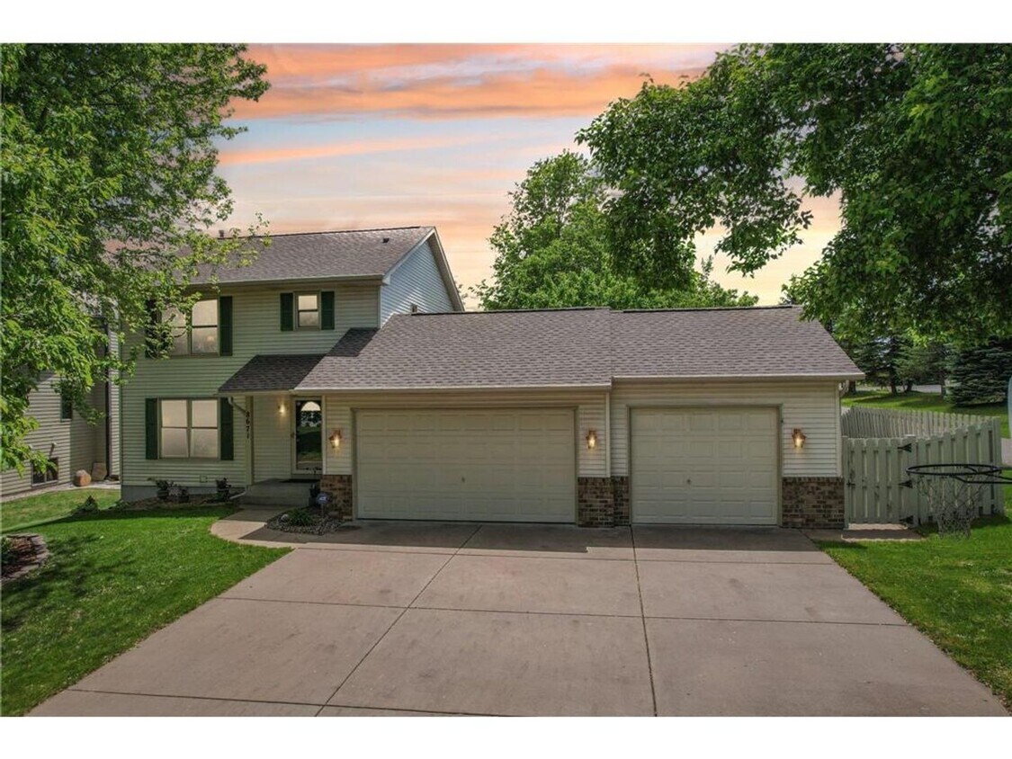 Foto principal - Quiet Oasis in Woodbury: 4-Bed, 3-Bath Hom...