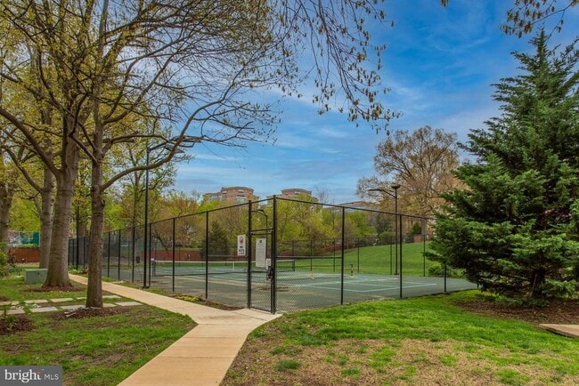 Building Photo - 2707 S Walter Reed Dr
