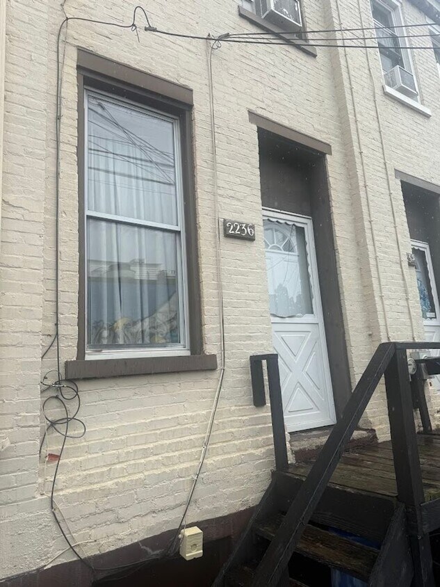 Recently Updated 2 Bedroom Unit In The Southside. Available Immediately. - Recently Updated 2 Bedroom Unit In The Southside.  Available Immediately.